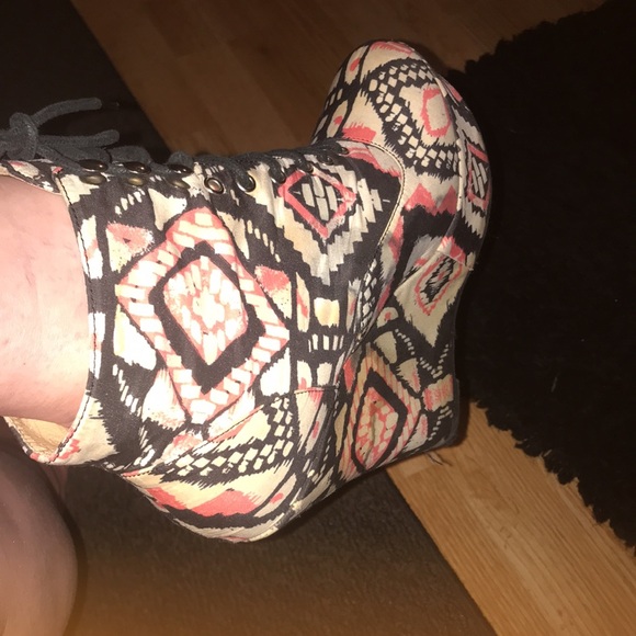 Vintage lace-up wedges super cute and unique! Are you Boss enough ? - Picture 10 of 10